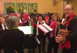 Un groupe de joyeux choristes dans le Beaujolais