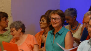 Les choristes se mettent en place 2