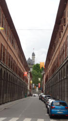 Avenue avec trottoirs couverts comme à Turin
