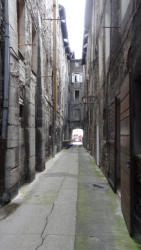 Rue étroite avec passage entre immeubles