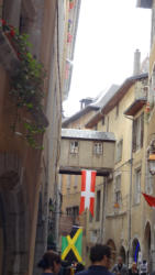Allée étroite avec passage entre immeubles