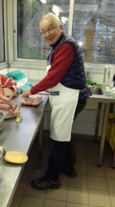 le pr�sident pr�pare les diots pour la cuisson