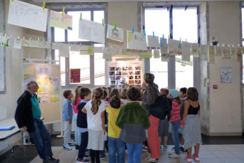 Découverte de l'exposition par un classe du Champlong