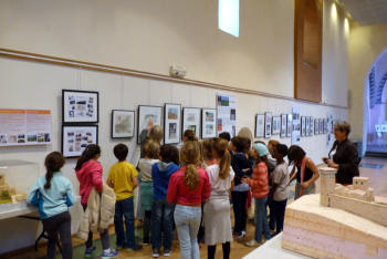Découverte de l'exposition par un classe du Champlong