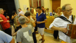 Et Philippe à l'accordéon ... pour faire danser tout ce petit monde